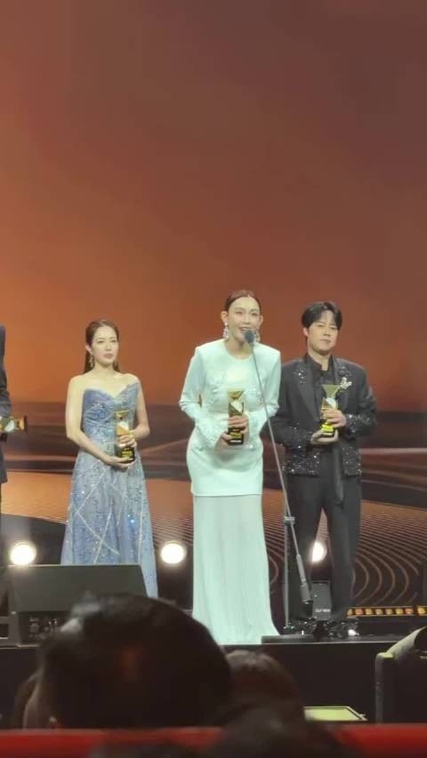 新浪娱乐突击队@范范范瑋琪 的获奖感言是祝大家身体健康范范加油!…