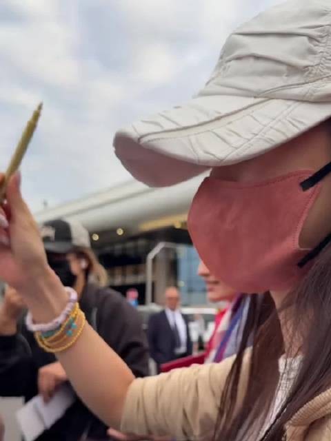 Angelababy落地米兰为粉丝签名,弯腰鞠躬连声谢