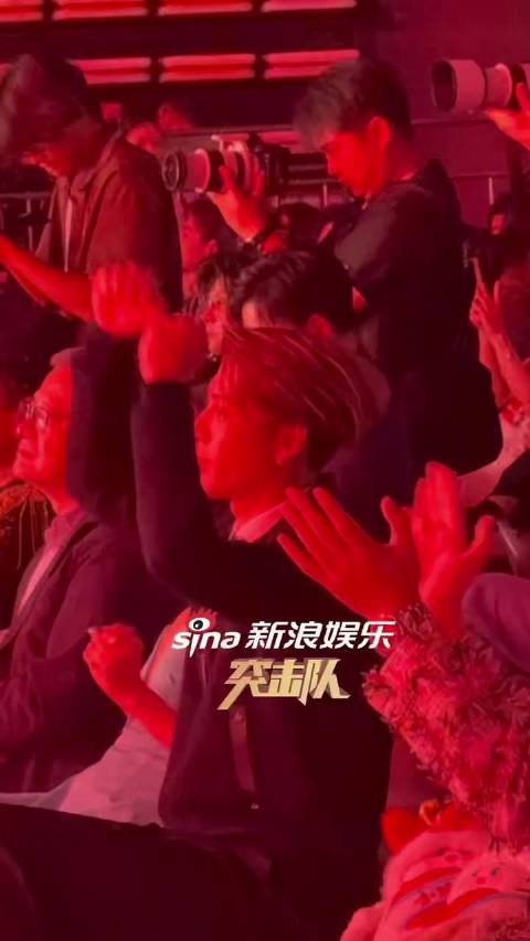 王嘉尔看周震南演出好嗨，梦幻联动沉浸舞台