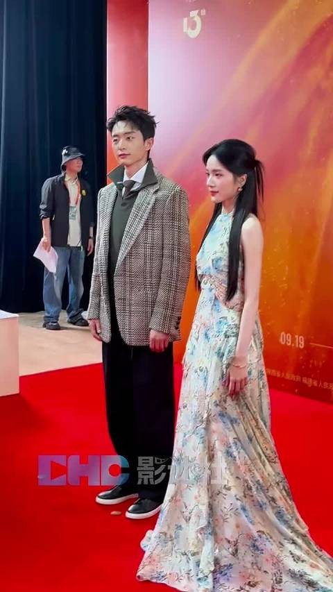 李思潼今天造型不错，出道来最好看的一次裙子了