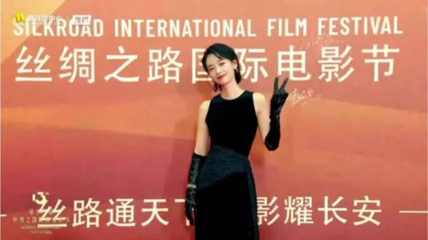 刘雅瑟红毯造型腰间垂坠设计,被笑称窗帘床单