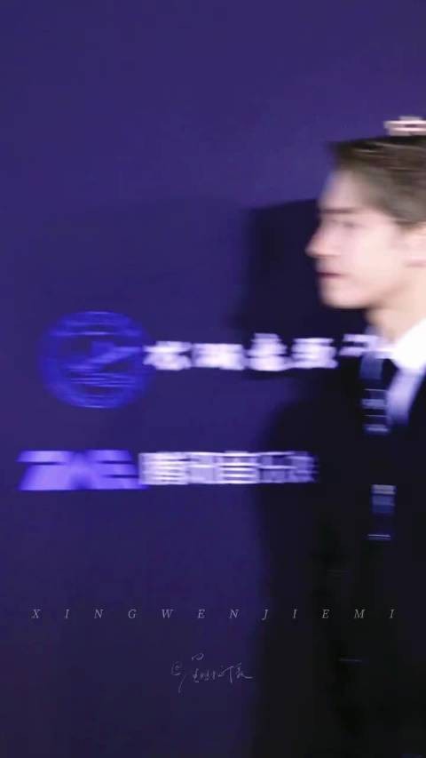 王嘉尔主动拿话筒,现场互动自然温馨