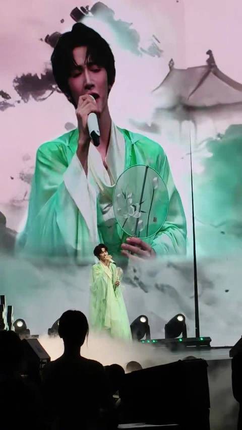 刘宇无锡盛典穿青绿纱衣，化身男版白素贞