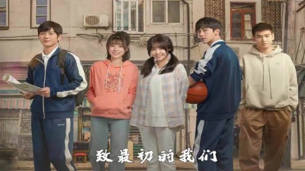 《她,从孤雏到宠爱女王:一个不为人知的故事》