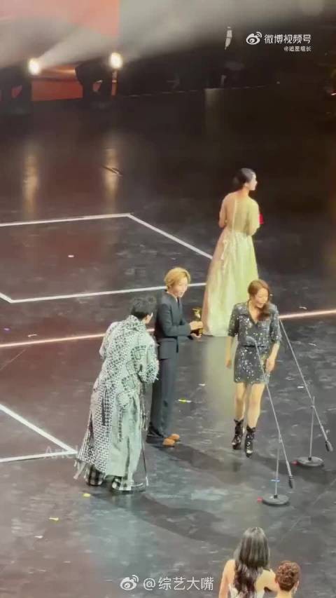 刘雨昕黄子弘凡领奖像演小品,喜剧效果拉满