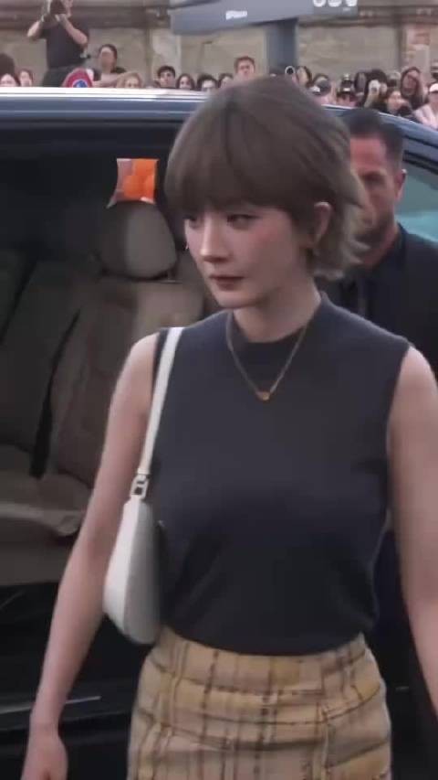 杨幂短发明显显老了,嘴撇着更显老
