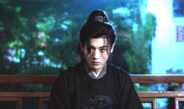 许凯捧脸抚摸后脑勺,周也顺毛互动