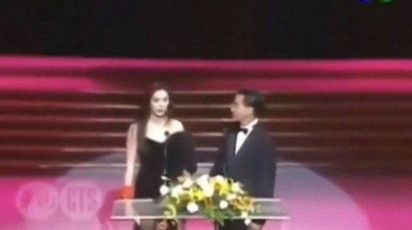 张国荣也太幽默了吧看把王祖贤给吓的