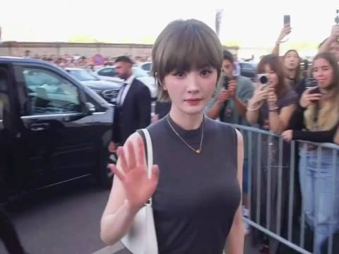 杨幂PRADA米兰入场，场外粉丝高声应援