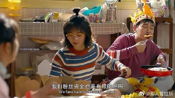 妹妹帮忙装盒饭，让哥哥也来帮忙，怎料哥哥竟偷吃