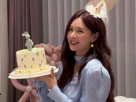 歌手兼女主持生日快乐!姐姐美得令人心颤