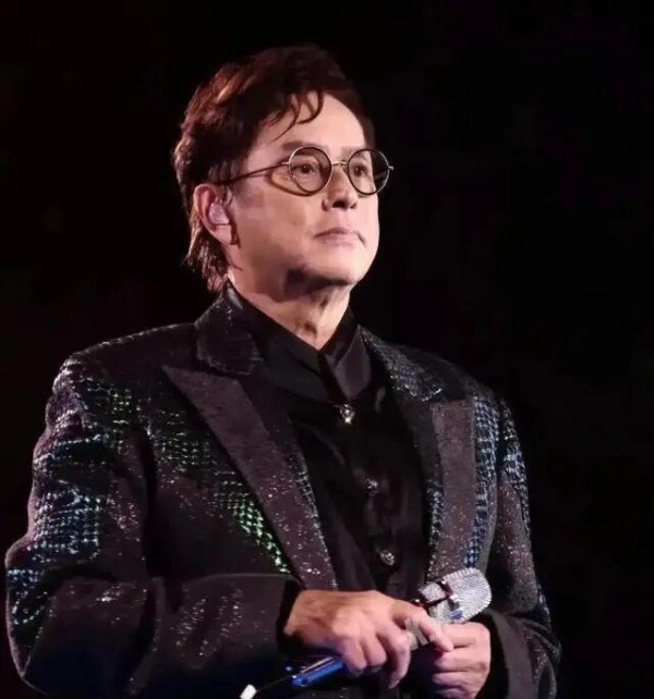76岁谭咏麟步履蹒跚登红馆开唱引争议,本人回应:只为回馈相伴多年的歌迷