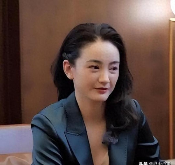 和胡歌是同班同学，出道20年一直不温不火