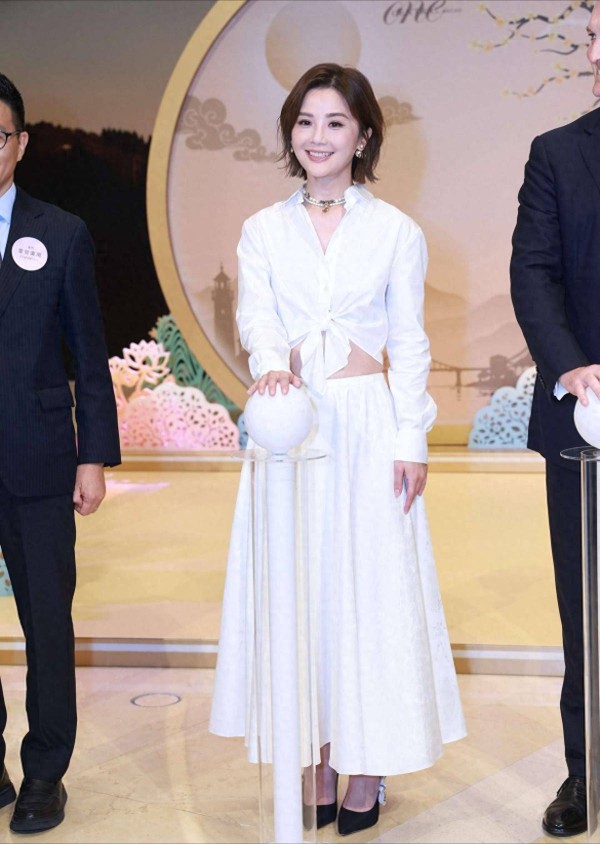 香港知名女星亲口否认怀孕，穿露腰裙现身，用实际行动粉碎传闻