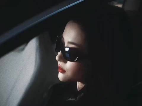 一提到刘亦菲肯定大家都会想到优雅温柔的大美人