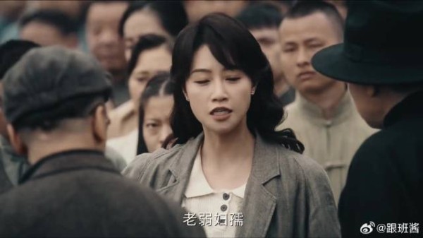 柔弱女子当众撕毁逃生证,一句质问令全场汉奸无地自容