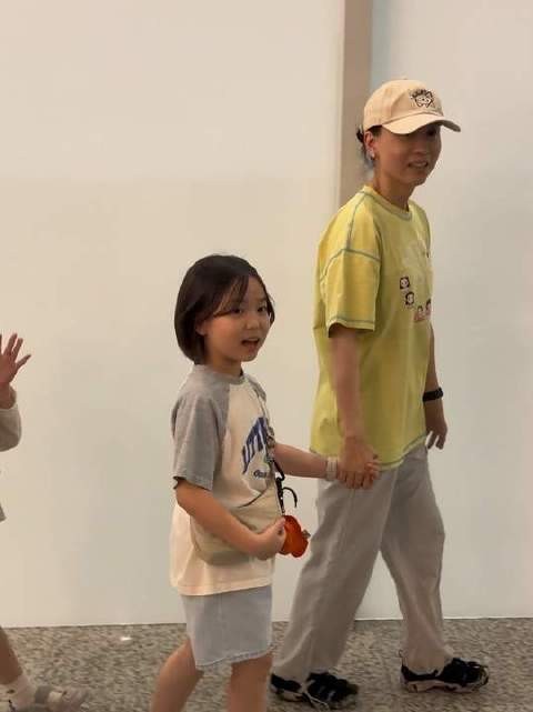 你居然清楚我跟哈温碰面了!还特地赶去机场接机呢
