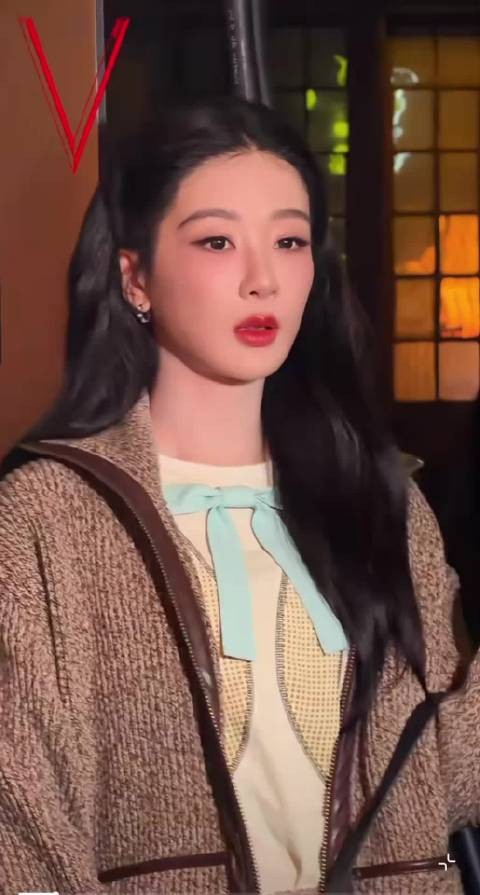 杨紫近距离怼脸，很舒展大气的感觉