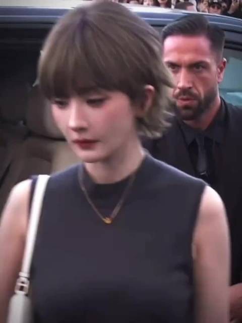 杨幂米兰大秀短发造型，微指数破八千万