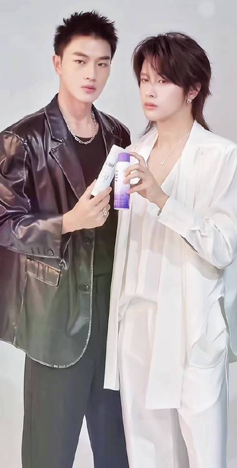 美艳大明星和快乐小狗