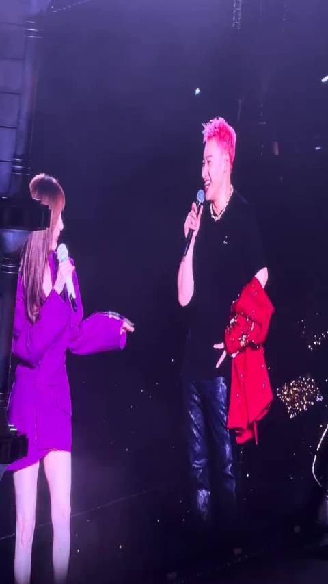 潘玮柏在上海演唱会台上笑着说出这件事时…
