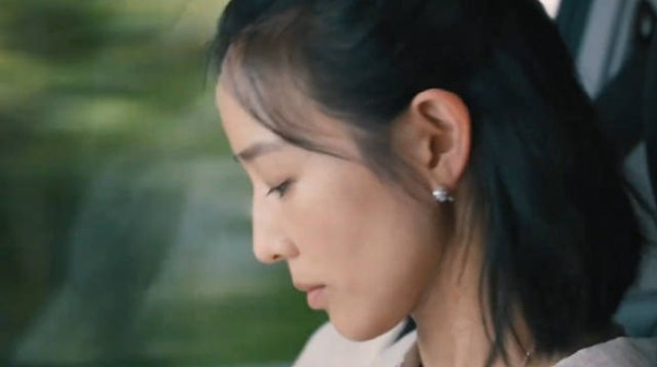 男人把玩着女友的耳垂,却惊讶地发现,女友脖子上多了一条价值百万的项坠