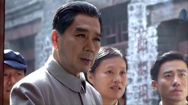 你把人民放心中,人民把你举头顶!
