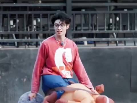 朱志鑫眼镜掉落瞬间,意外成就神图
