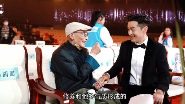 胡歌称游本昌帮年轻人,回忆师徒合作眼神瞬间