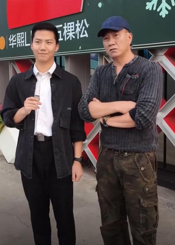 胡军一家四口现身音乐会，儿子女儿身高抢镜，17岁康康比爸爸气质成熟
