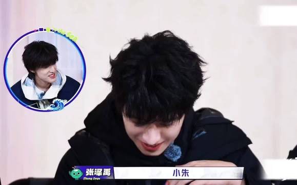 朱志鑫少年与成熟气质交织,比赛招手从容帅气