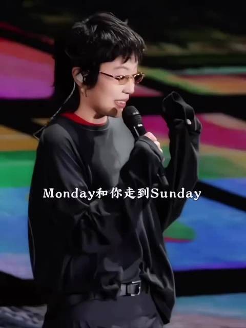 窦靖童全新狼尾造型亮相,黑西装搭配少年感十足