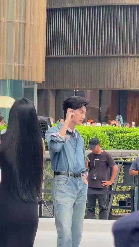 陈哲远任YSL美妆大使,完成美妆成衣双线代言