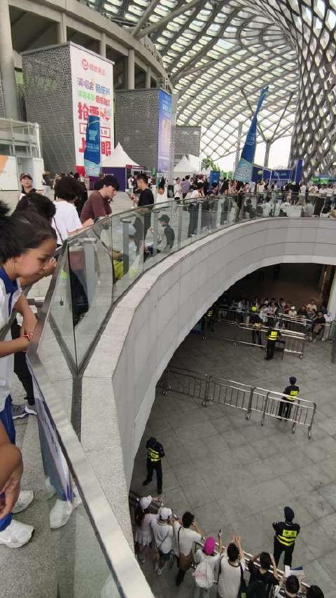这么多粉丝都在等钦文出场