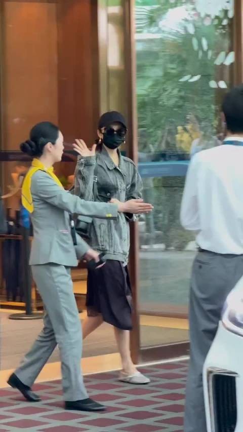 关晓彤现在随随便便一穿就好老钱 此女迎来最佳赏味期!