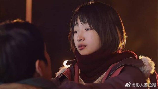 美女为替小伙省钱,宁等公交也不打车,小伙做法暖了