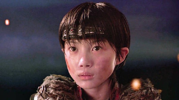 女孩的脑袋竟然从头上掉了下来