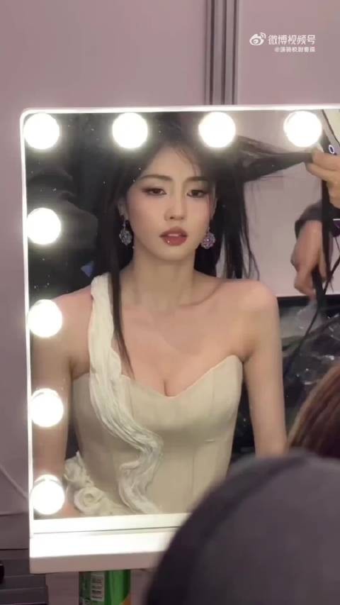 人家过生日就别针对她了 明天中秋节有芭莎红毯,期待演员白鹿闪耀芭莎之夜