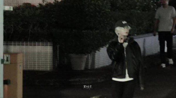 成毅狩谎白发造型杀疯了！还以为内娱来新人了呢