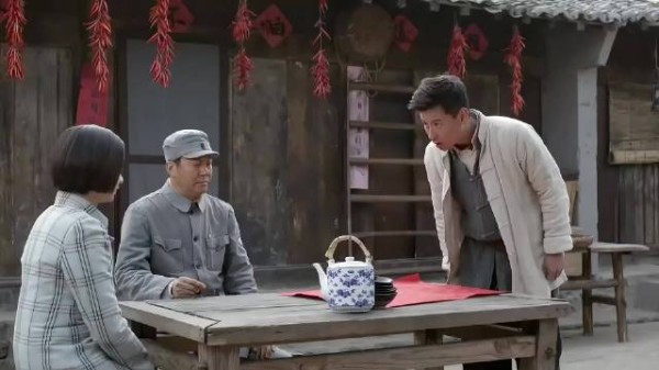 抗日神剧就没有编不出来的剧情，八路跟鬼子互请吃饭？还走红毯？