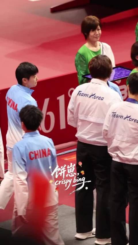 女团领奖仪式，来和我们小咪宝宝握个手吧～（cr.水印）