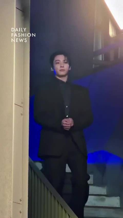 又换了套西装这套适合
