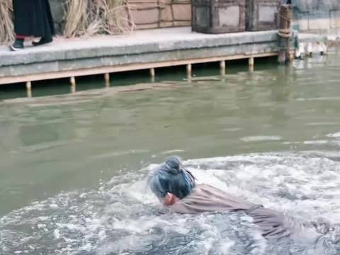 官员一句何时说过死者是张三,白发嫌犯瞬间暴露真凶