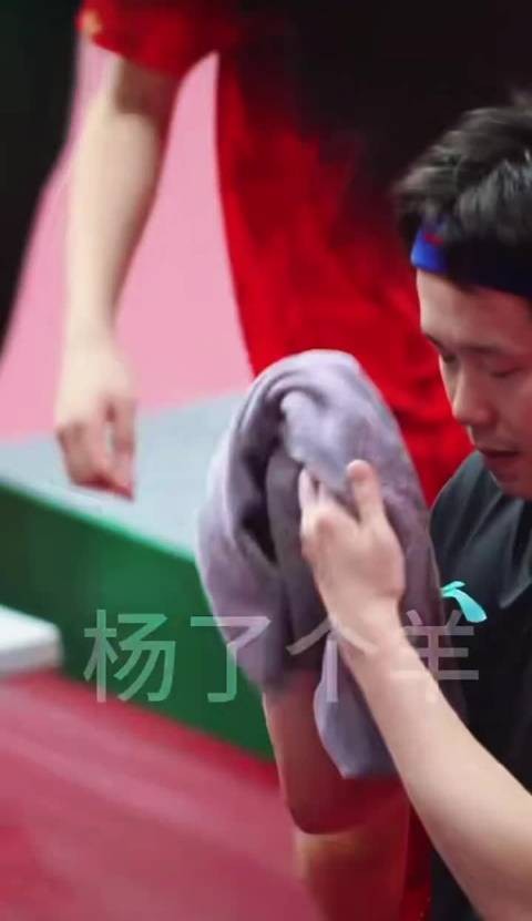 王楚钦0比3不敌张本智和,赛后心情很不好,孙逊安慰王楚钦