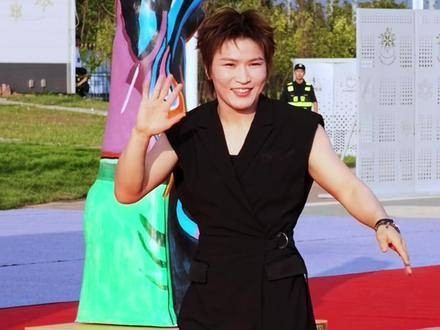 张伟丽亮相成龙国际动作电影周红毯,气场全开亲和力十足