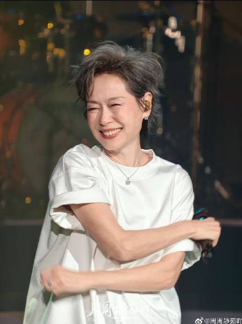 叶童的笑，坦荡又鲜活 是温柔，是通透，不惧岁月风霜 日日一笑…