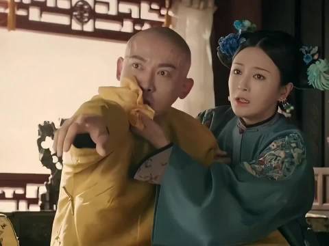 笑死了,皇上估计想要张嘴说诛魏璎珞九族,皇后假装擦血实则是在捂嘴