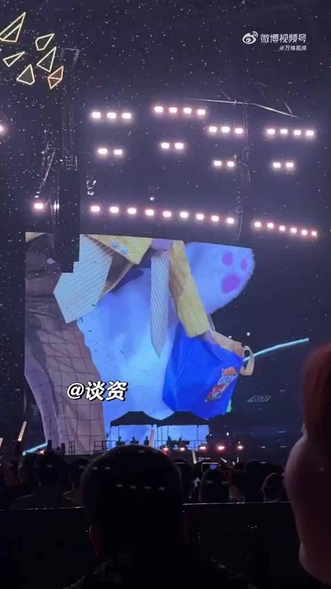 许嵩中秋演唱会现场给粉丝发月饼共度团圆
