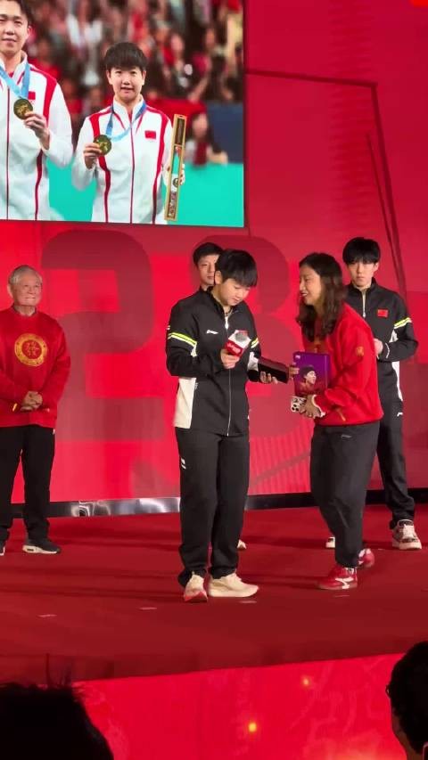 孙颖莎发表感言,这松弛感,莎莎还是很全面的