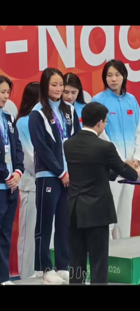 领奖台上有四个女孩正在展示美甲